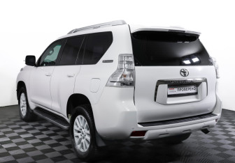 Подержанный автомобиль Toyota Land Cruiser Prado 2011 года (7 фото)