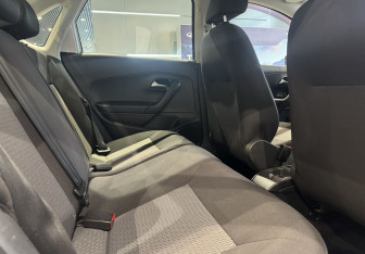 Подержанный автомобиль Volkswagen Polo Sedan 2011 года (12 фото)