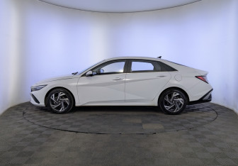 Подержанный автомобиль Hyundai Elantra Sedan 2023 года (8 фото)