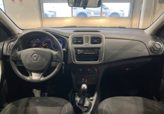 Подержанный автомобиль Renault Sandero 2015 года (11 фото)
