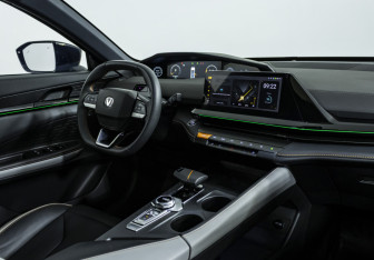 Подержанный автомобиль Changan UNI-V 2024 года (10 фото)