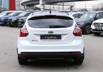 Подержанный автомобиль Ford Focus Hatchback 2011 года (6 фото)