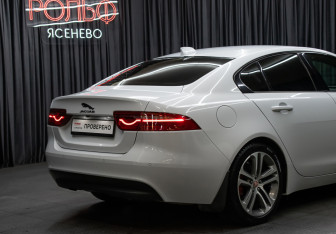 Подержанный автомобиль Jaguar XE 2016 года (22 фото)
