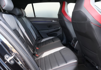 Подержанный автомобиль Volkswagen Golf GTI Hatchback 2022 года (11 фото)