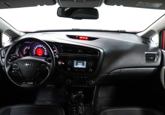 Подержанный автомобиль Kia Ceed Hatchback 2016 года (12 фото)