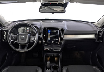 Подержанный автомобиль Volvo XC40 2018 года (14 фото)