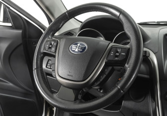 Подержанный автомобиль FAW Besturn X80 2017 года (10 фото)
