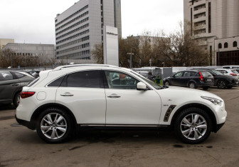 Подержанный автомобиль Infiniti QX70 2016 года (3 фото)