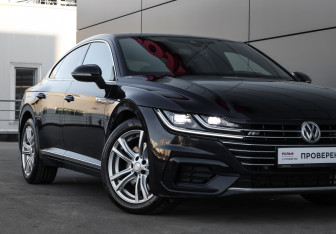 Подержанный автомобиль Volkswagen Arteon 2018 года (23 фото)