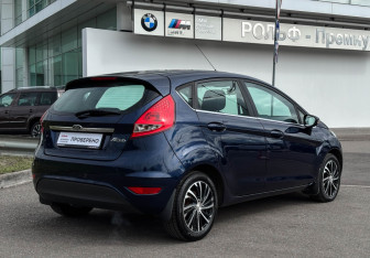 Подержанный автомобиль Ford Fiesta Hatchback 2012 года (5 фото)