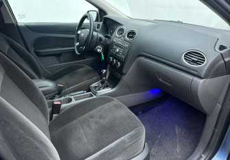 Подержанный автомобиль Ford Focus Hatchback 2006 года (12 фото)