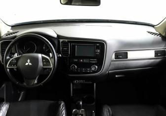 Подержанный автомобиль Mitsubishi Outlander 2014 года (11 фото)