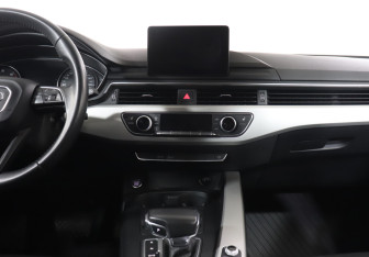 Подержанный автомобиль Audi A4 Sedan 2019 года (15 фото)