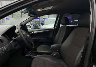 Подержанный автомобиль Opel Astra Sedan 2012 года (17 фото)