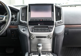 Подержанный автомобиль Toyota Land Cruiser Suv 2017 года (15 фото)