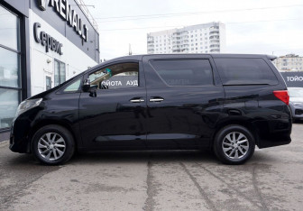 Подержанный автомобиль Toyota Alphard 2012 года (8 фото)