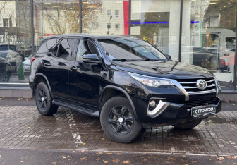 Подержанный автомобиль Toyota Fortuner 2018 года (3 фото)