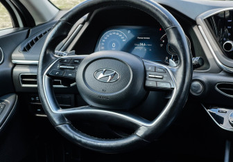 Подержанный автомобиль Hyundai Sonata 2022 года (14 фото)