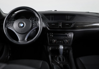 Подержанный автомобиль BMW X1 2012 года (12 фото)