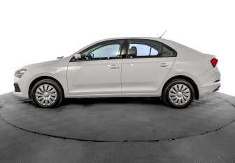 Подержанный автомобиль Skoda Rapid Liftback 2021 года (8 фото)