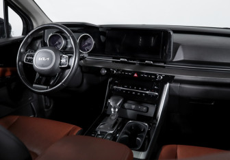 Подержанный автомобиль Kia Carnival 2023 года (12 фото)