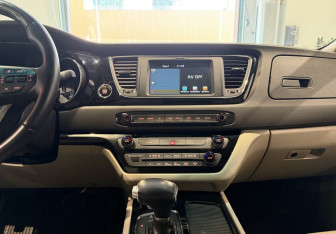 Подержанный автомобиль Kia Carnival 2017 года (17 фото)