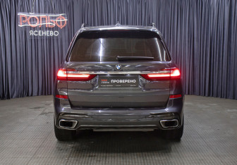 Подержанный автомобиль BMW X7 2021 года (6 фото)