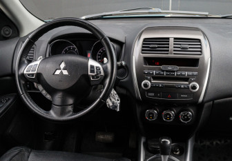 Подержанный автомобиль Mitsubishi ASX 2012 года (10 фото)