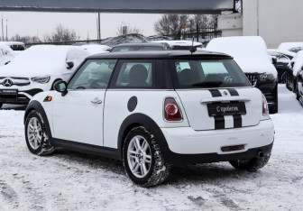 Подержанный автомобиль MINI Hatch 2010 года (7 фото)