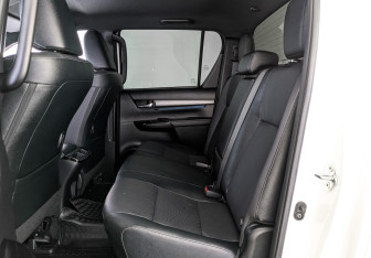 Подержанный автомобиль Toyota Hilux 2021 года (12 фото)