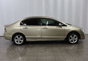 Подержанный автомобиль Honda Civic Sedan 2008 года (7 фото)