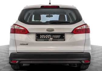 Подержанный автомобиль Ford Focus Wagon 2015 года (6 фото)