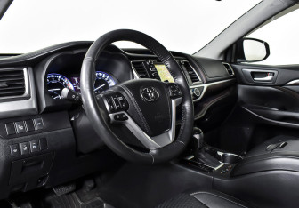 Подержанный автомобиль Toyota Highlander 2015 года (10 фото)