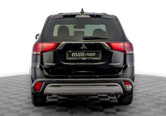 Подержанный автомобиль Mitsubishi Outlander 2018 года (6 фото)