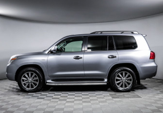 Подержанный автомобиль Lexus LX 2010 года (8 фото)