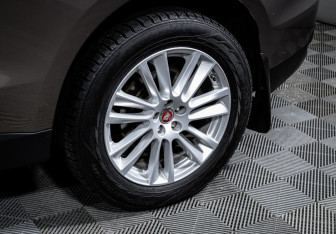 Подержанный автомобиль Jaguar F-Pace 2016 года (16 фото)