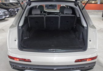 Подержанный автомобиль Audi Q7 2021 года (10 фото)