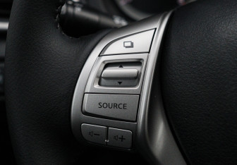 Подержанный автомобиль Nissan Tiida Hatchback 2015 года (17 фото)