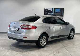 Подержанный автомобиль Renault Fluence 2010 года (5 фото)