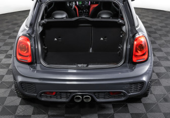 Подержанный автомобиль MINI Hatch 2016 года (10 фото)