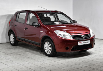 Подержанный автомобиль Renault Sandero 2010 года (3 фото)