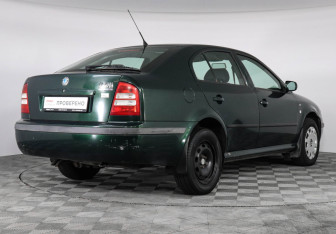 Подержанный автомобиль Skoda Octavia Liftback 2002 года (3 фото)