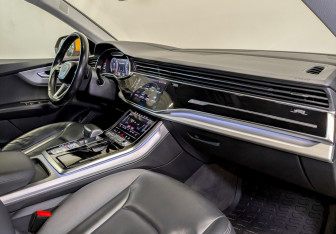 Подержанный автомобиль Audi Q8 2019 года (10 фото)