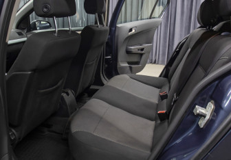 Подержанный автомобиль Opel Astra Hatchback 2011 года (12 фото)