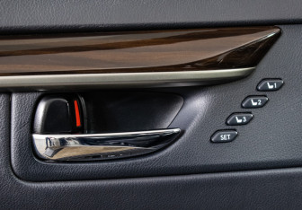 Подержанный автомобиль Lexus ES 2016 года (23 фото)