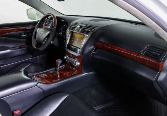 Подержанный автомобиль Lexus LS 2012 года (11 фото)