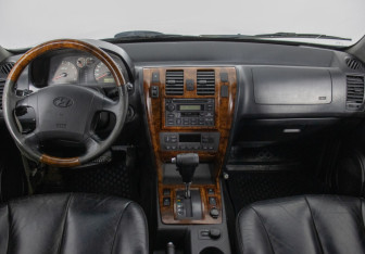 Подержанный автомобиль Hyundai Terracan 2004 года (13 фото)