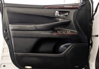 Подержанный автомобиль Lexus LX 2014 года (19 фото)