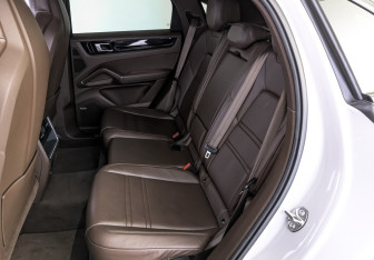 Подержанный автомобиль Porsche Cayenne 2021 года (18 фото)