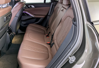 Подержанный автомобиль BMW X6 2020 года (12 фото)